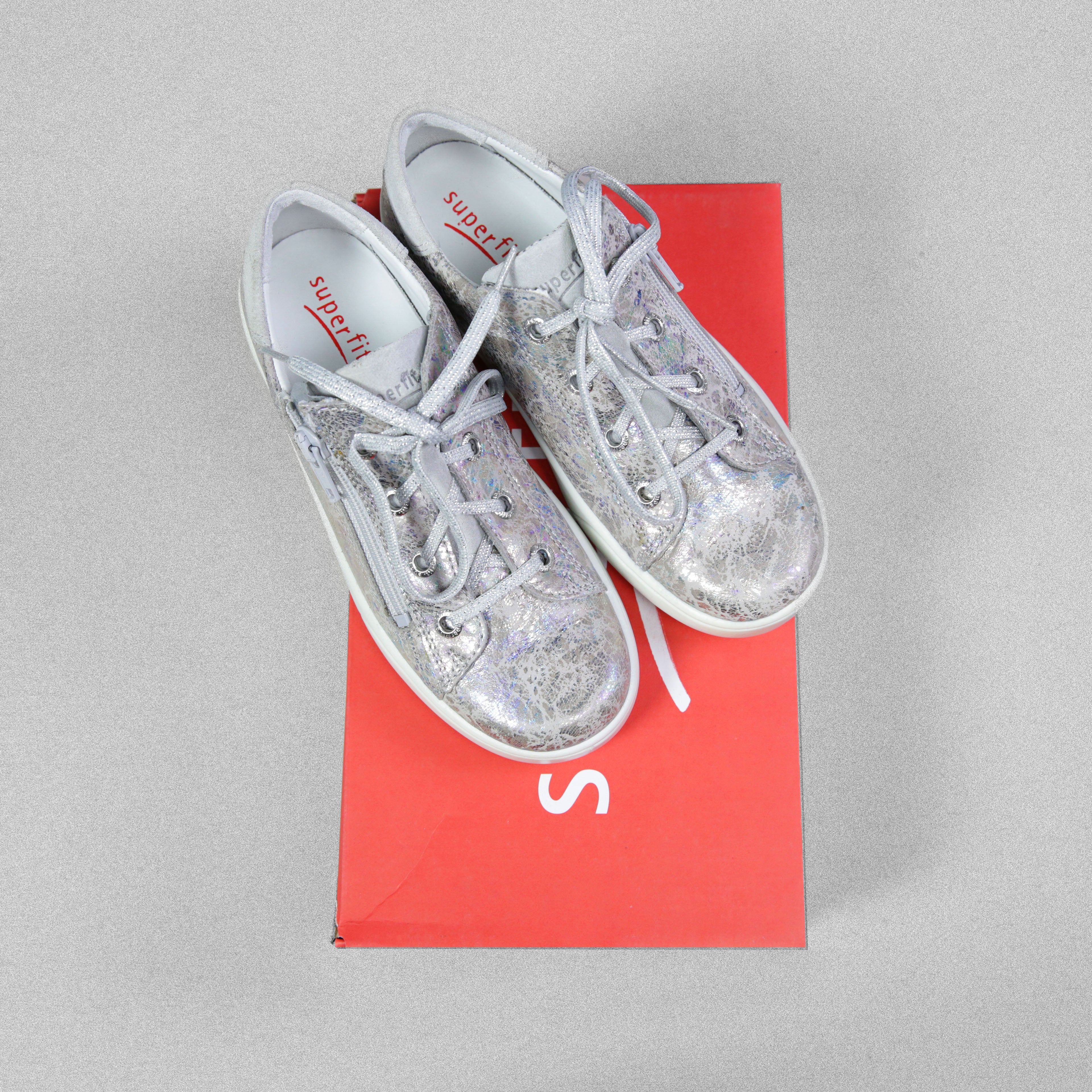 Silver hot sale sneakers trainer